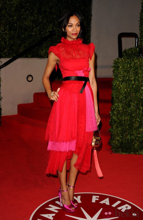 Zoe Saldana, color block con capas