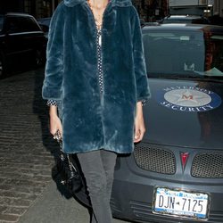 Alexa Chung con sombrero de fieltro y ala ancha