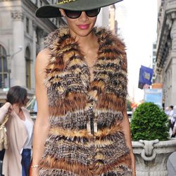Nicole Scherzinger con sombrero de ala ancha y detalles dorados