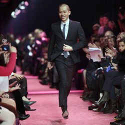 Jason Wu sobre la pasarela tras presentar una colección