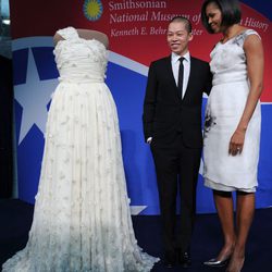 Jason Wu y Michelle Obama con el diseño que lo catapultó a la fama