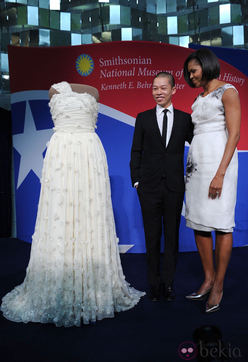 Jason Wu y Michelle Obama con el diseño que lo catapultó a la fama