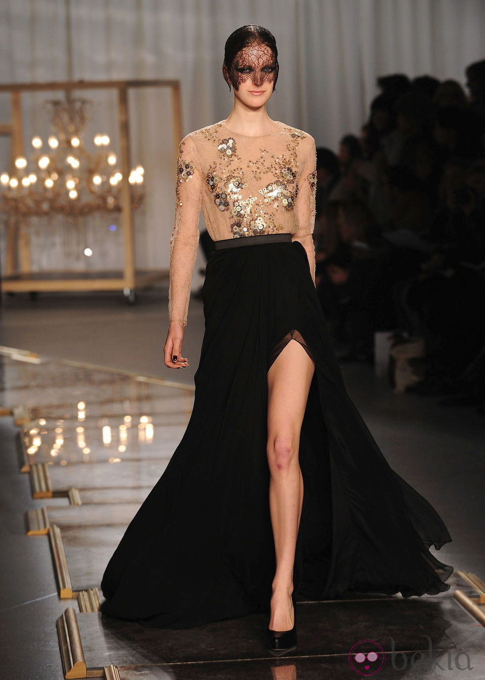 Traje de noche con amplio corte lateral de Jason Wu