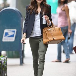 Olivia Palermo con americana paseando por Nueva York