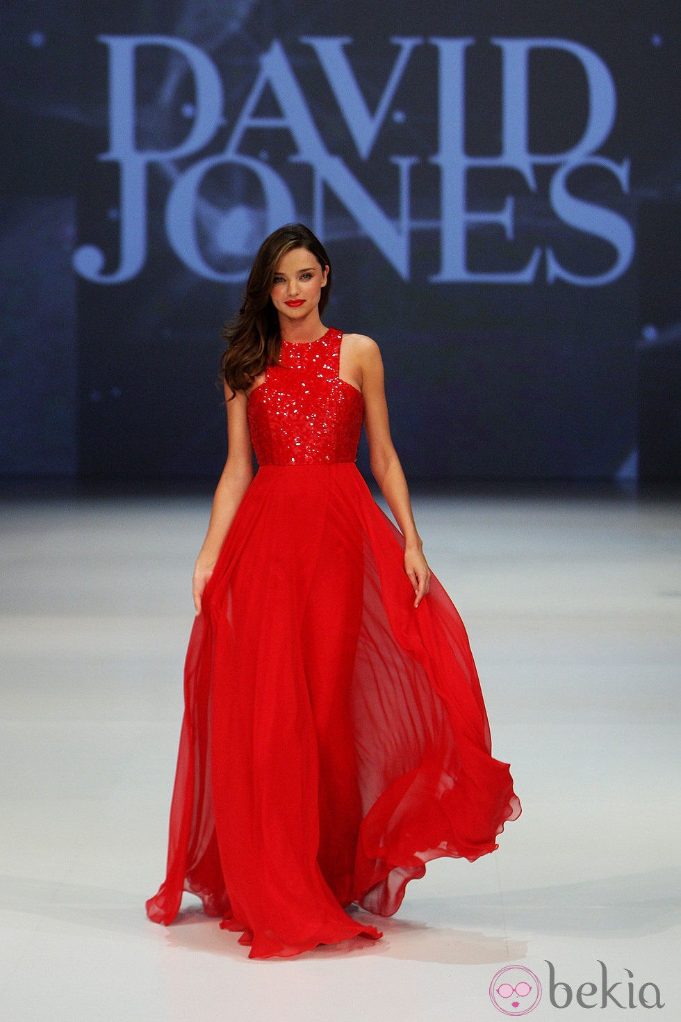 Miranda Kerr con traje de noche rojo de David Jones