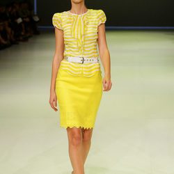 Camisa y falda amarillas de David Jones