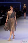 Traje de noche con escote asimétrico de David Jones