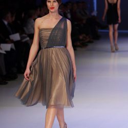 Traje de noche con escote asimétrico de David Jones