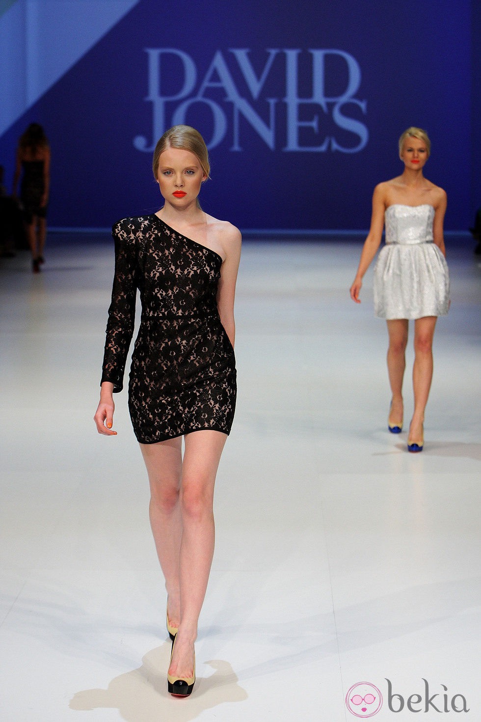 Vestido corto de encaje de David Jones