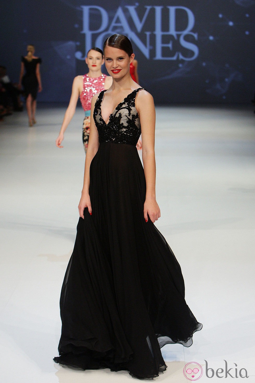 Traje de noche con escote pico de David Jones