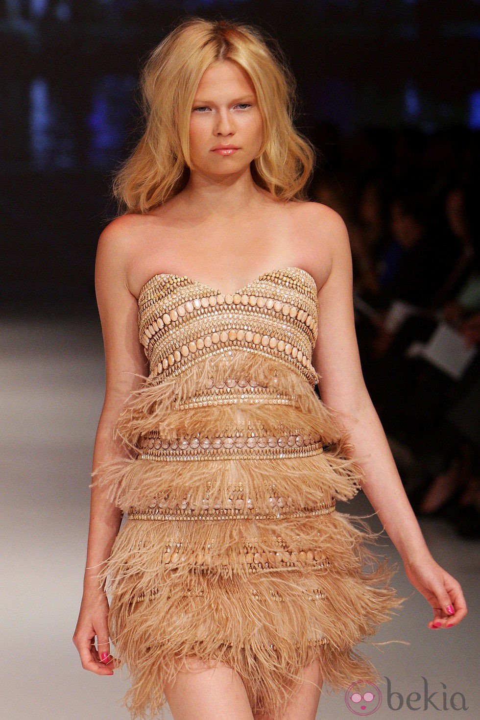 Traje de noche con pedrería de David Jones
