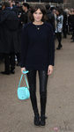 Alexa Chung con bolso verde aguamarina