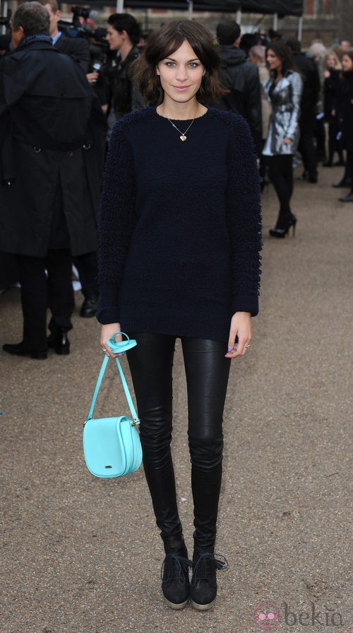 Alexa Chung con bolso verde aguamarina