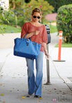 Hilary Duff con bolso azul
