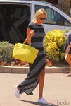 Petra Ecclestone con bolso amarillo