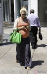 January Jones con bolso verde