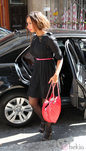 Leona Lewis con bolso rojo
