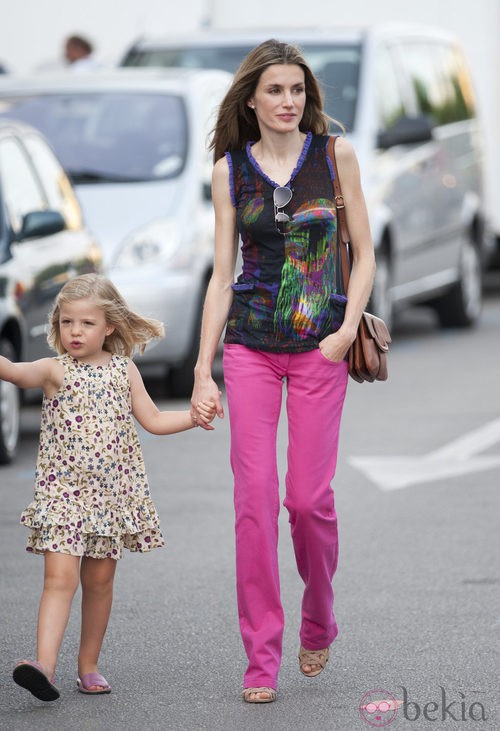 Letizia Ortiz con pantalones fucsia