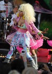 Nicki Minaj muestra un pecho en pleno concierto