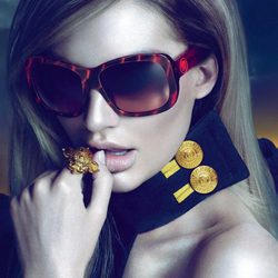 Candice Swanepoel, imagen de la línea de gafas de sol de Versace