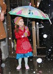 Suri Cruise con gorro de rayas