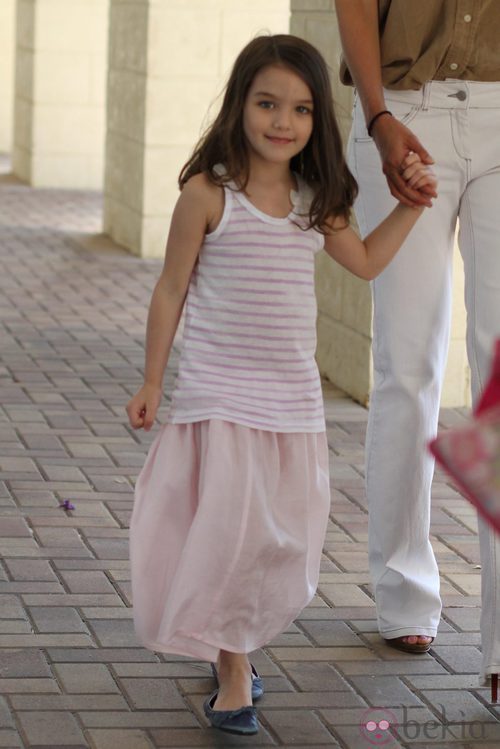 Suri Cruise, coqueta en rosa y blanco