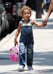 Nahla Aubry con peto vaquero y mochila rosa