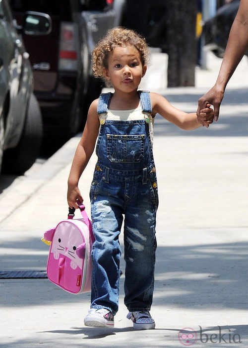 Nahla Aubry con peto vaquero y mochila rosa