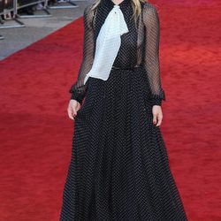 Olivia Wilde de Gucci presentando 'Cowboys and aliens'