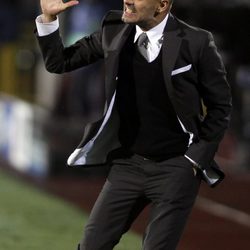Guardiola con traje durante un partido