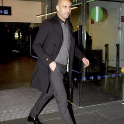 Guardiola con abrigo tras un partido