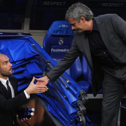 Guardiola y Mourinho se saludan en un partido