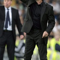 Mourinho con traje durante un partido