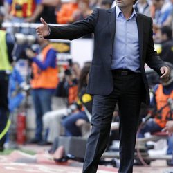 Mourinho con traje en el campo