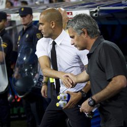 Mourinho y Guardiola se dan la mano antes de la Supercopa