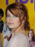 Emma Stone con pendientes de estrellas de Chanel