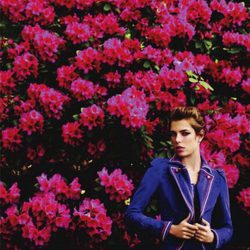 Carlota Casiraghi rodeada de flores para Vogue Francia