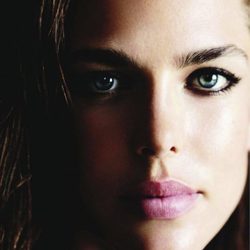 Primer plano de Carlota Casiraghi en Vogue Francia