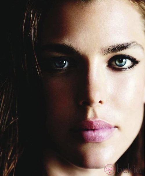 Primer plano de Carlota Casiraghi en Vogue Francia