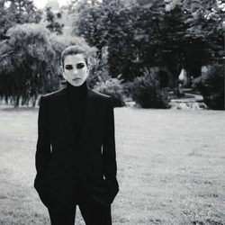 Carlota Casiraghi con traje de chaqueta para Vogue Francia