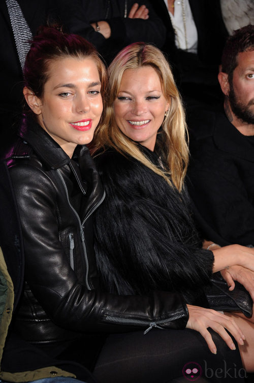 Carlota Casiraghi y Kate Moss en el desfile de Etan