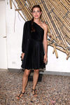 Carlota Casiraghi con vestido plisado de escote asimétrico