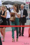 Carlota Casiraghi con pantalón de talle alto y camiseta blanca