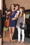 Carlota casiraghi con vestido azul y sandalias planas