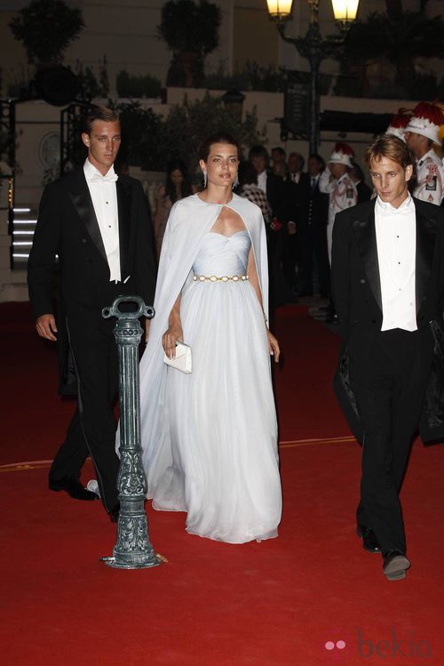 Carlota Casiraghi con vestido azul de Giambattista Valli
