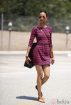Zoe Saldana con vestido de rayas de Express