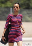Primer plano de Zoe Saldana con vestido de Express