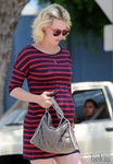 Primer plano de January Jones con vestido de Express