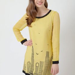 Vestido amarillo con estampado urbano de Yumi