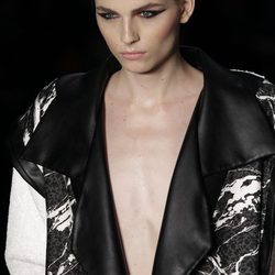 Andrej Pejic desfila para Andre Lima